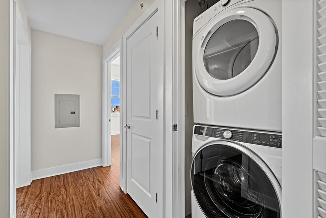 Building Photo - 6200 Hudson Ave