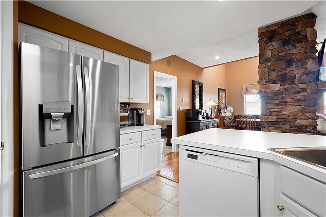 Building Photo - 8120 Stonegate Dr