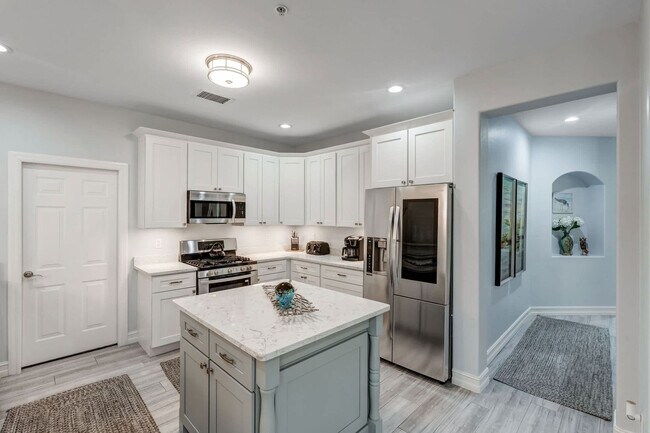 Building Photo - 2859 Tiburon Blvd E