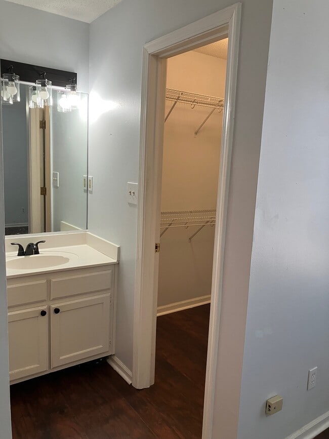 Building Photo - 7054 Foxhall Dr