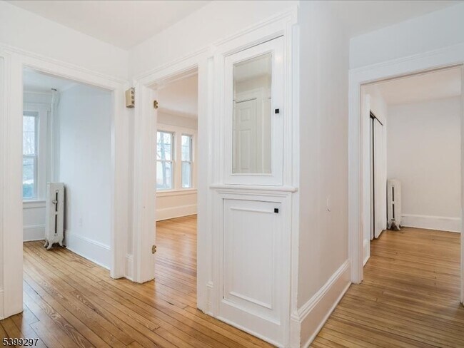 Building Photo - 14 Ravine Ave