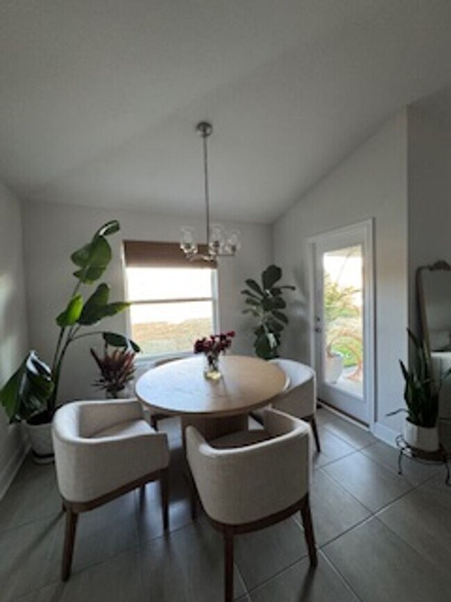 Building Photo - Beautiful 3/2/2 in Sawmill creek community! Lawn care included, water view, community pool...