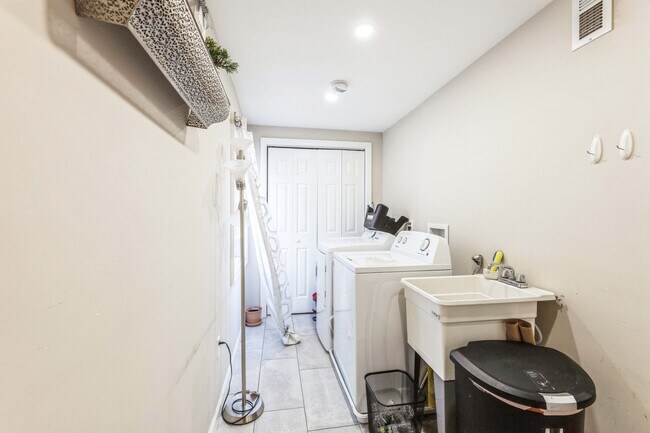 Building Photo - 604 N 8th St