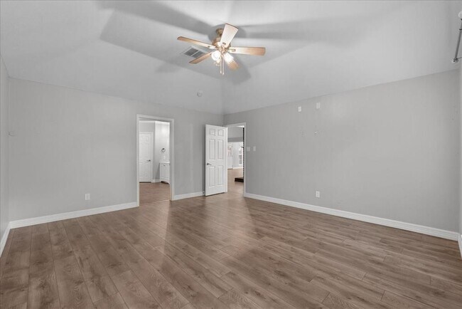 Building Photo - 2105 Murfield Dr