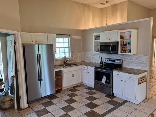 Building Photo - AVAILABLE 08/15/2026 in Millbrook!
