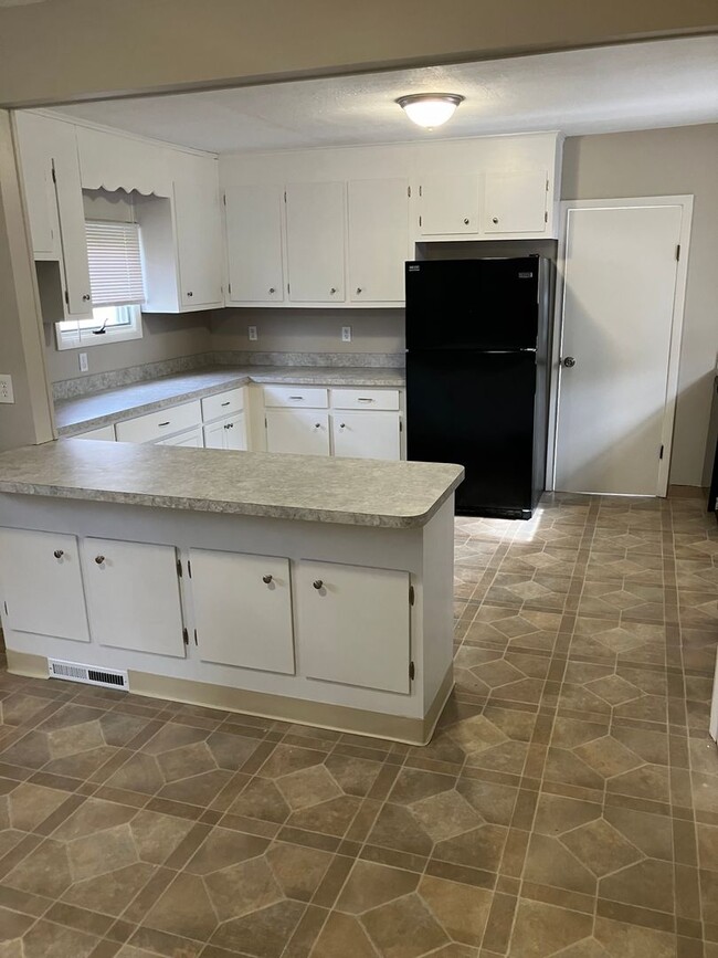 Building Photo - 3 bed 1.5 Bath Fully Remodeled Village Col...