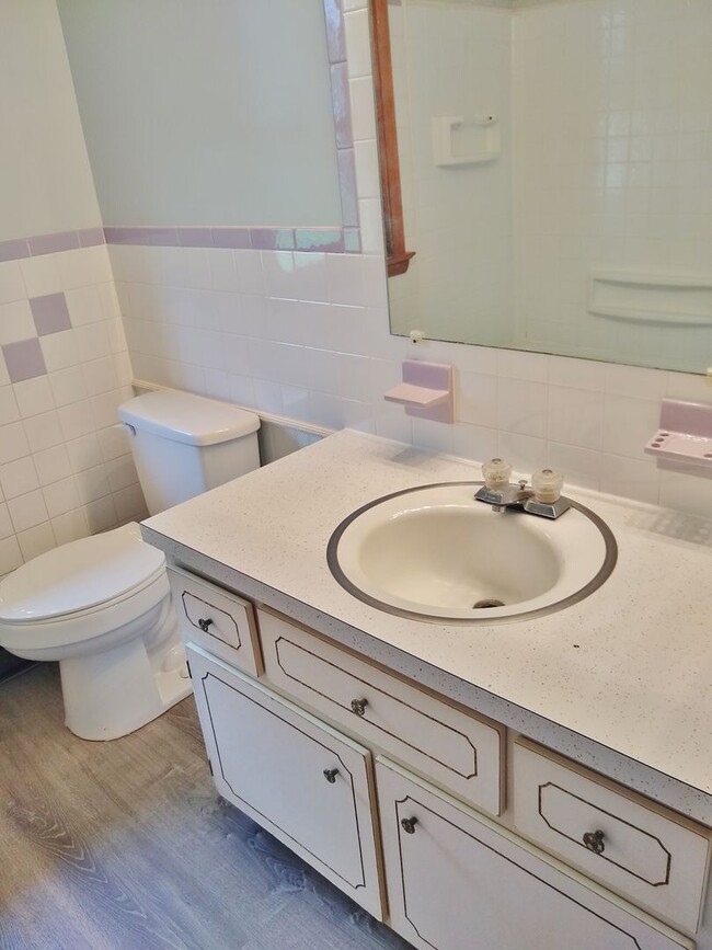 Building Photo - 2 Bed / 1-1/2 Bath Single Family Home