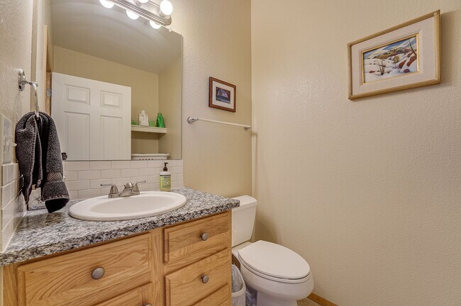 Building Photo - Spacious 3 bed, 2.5 bath Townhome in Ridgewood Hills!