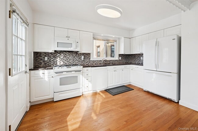 Building Photo - 138 Colonial Pl