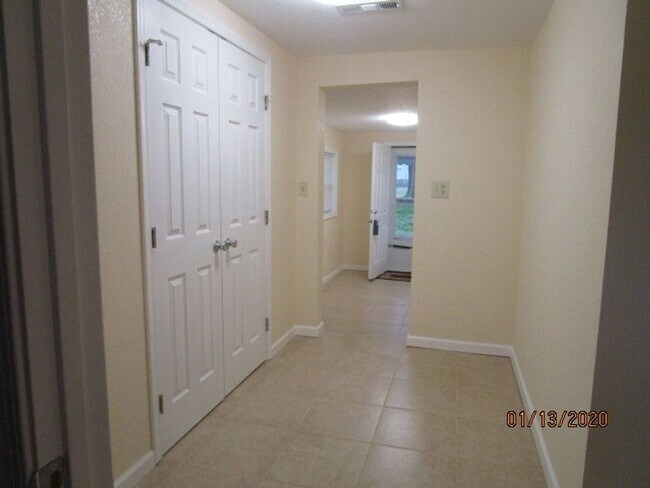 Building Photo - Deep Creek South