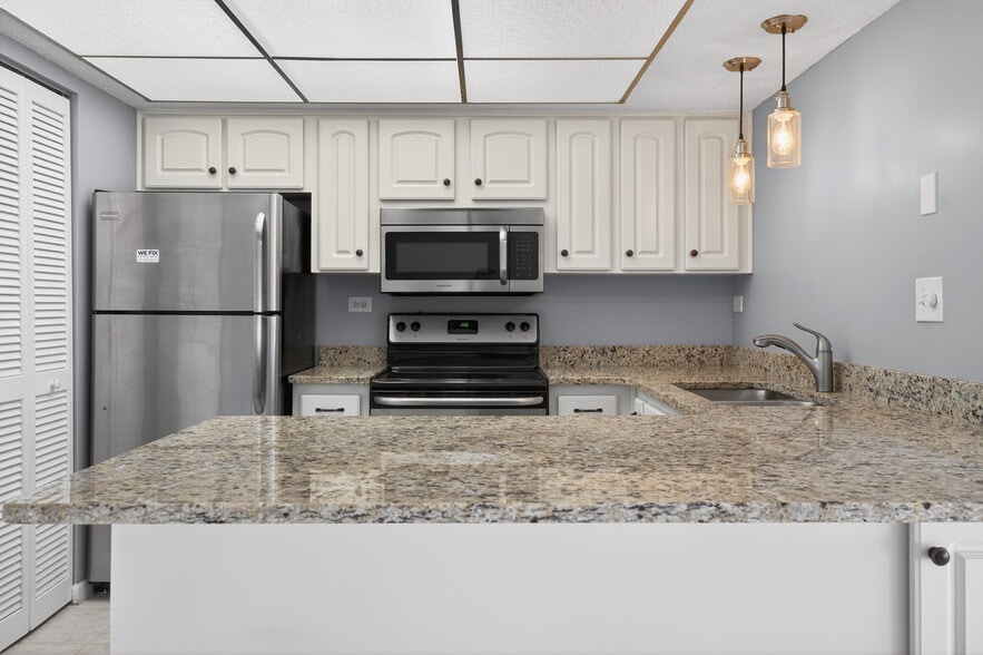 Kitchen - 500 Treasure Island Causeway