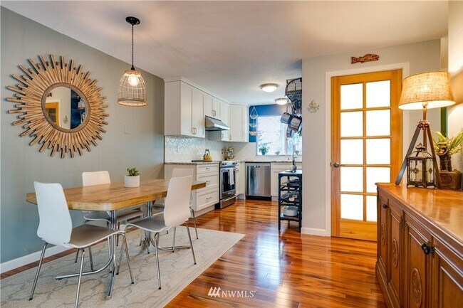 Building Photo - Beautifully Remodeled 2 bed/1.5 Bath Townh...