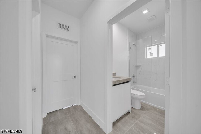 Building Photo - 1142 Dutchess St E