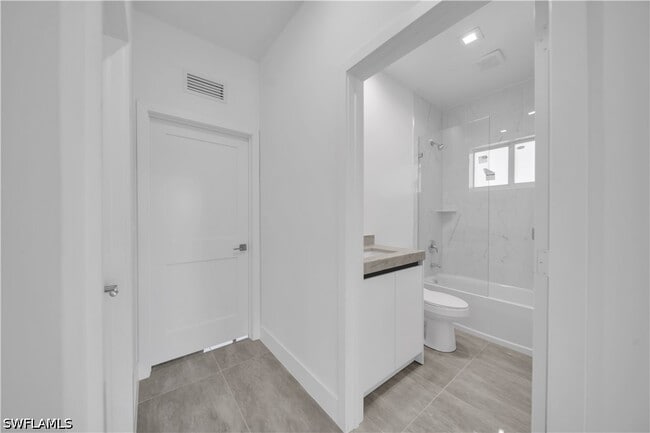 Building Photo - 828 Genoa Ave S