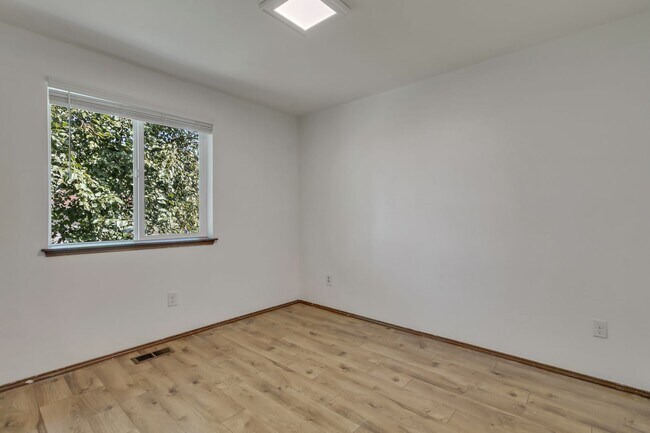 Building Photo - 3-bedroom, 2.5-bathroom home located in Fe...