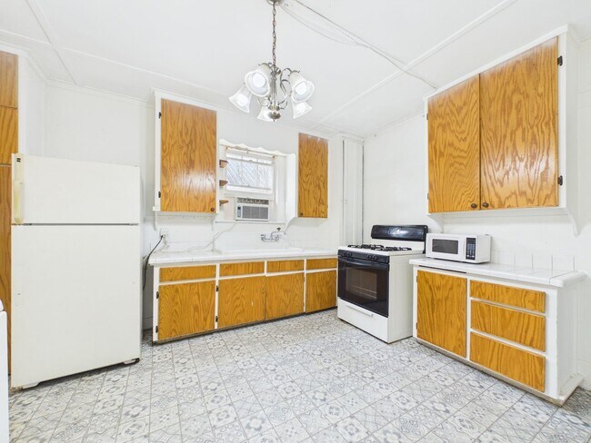 Building Photo - 324 General Mouton Ave