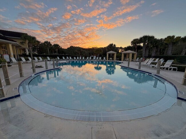 Building Photo - Fully Furnished 3/2 Condo In Canopy Walk with great amenities!