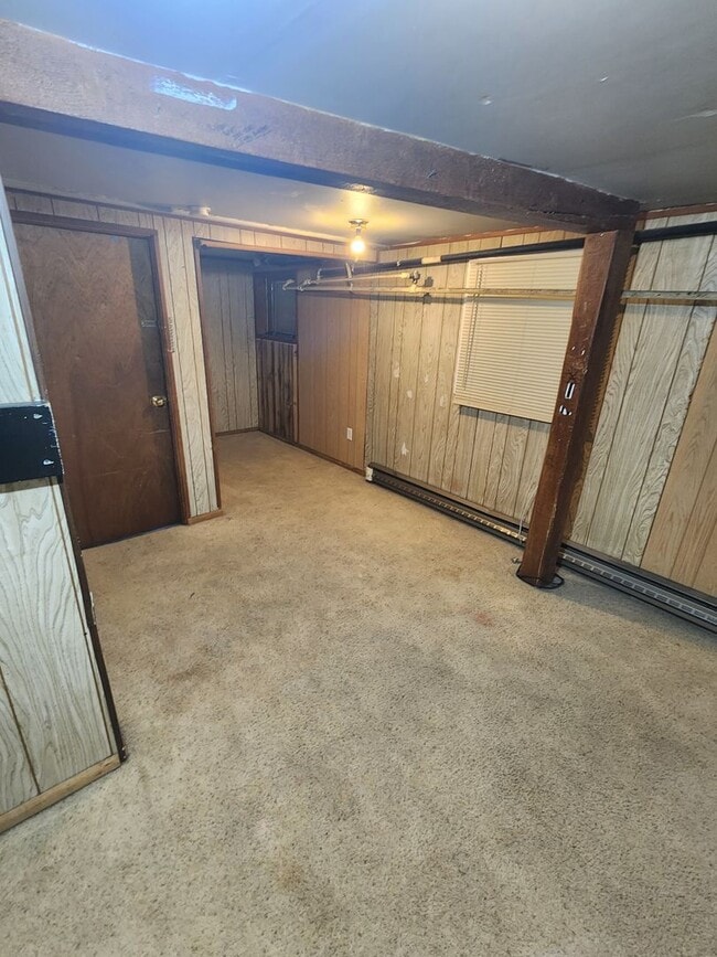 Building Photo - 415 NE Oak St