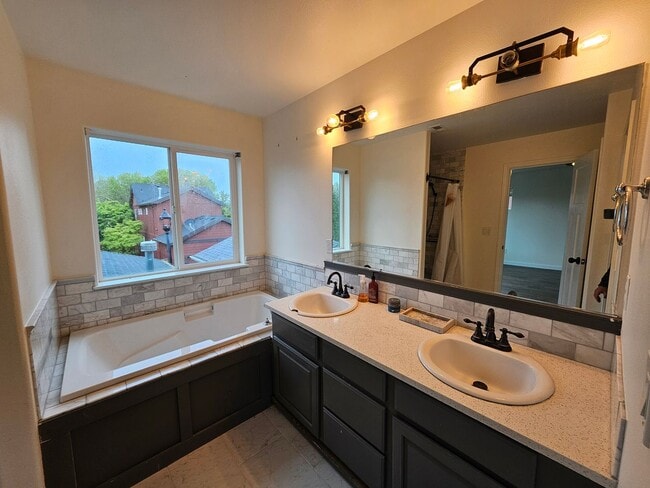 Building Photo - Modern 3 Bedroom, 2.5 Bath Home in Hillsboro with Granite Countertops and 2 Car Garage!