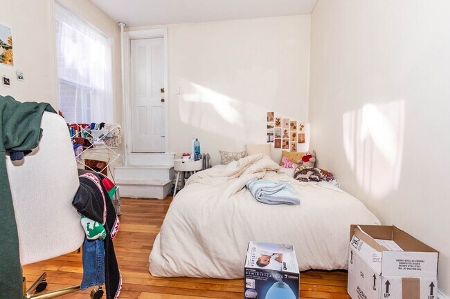 Building Photo - Brookline 3bed / 1bath near BU available September 2026