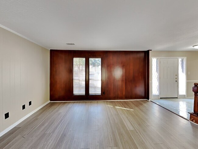 Building Photo - Charming and Full of Character!