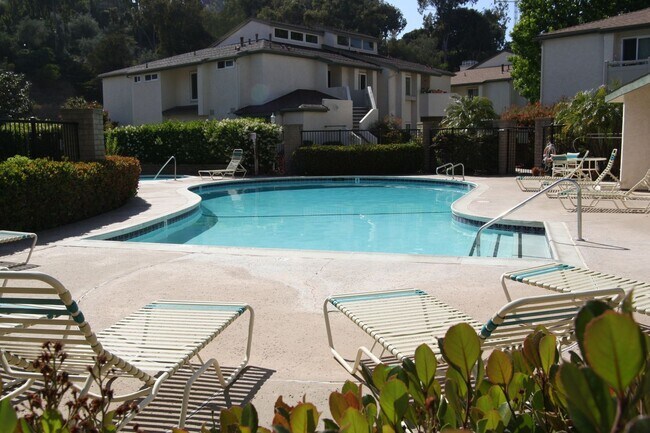 Building Photo - 2 Bed, 2 Bath Upper Unit in La Jola