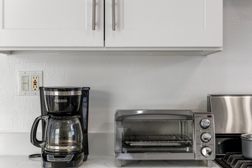 Building Photo - 398 Pinehurst Ave