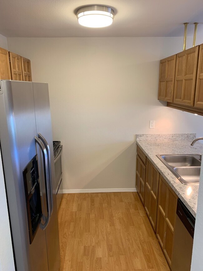 Building Photo - LakeView, Mount lake terrace - 2 bed 1.5 b...