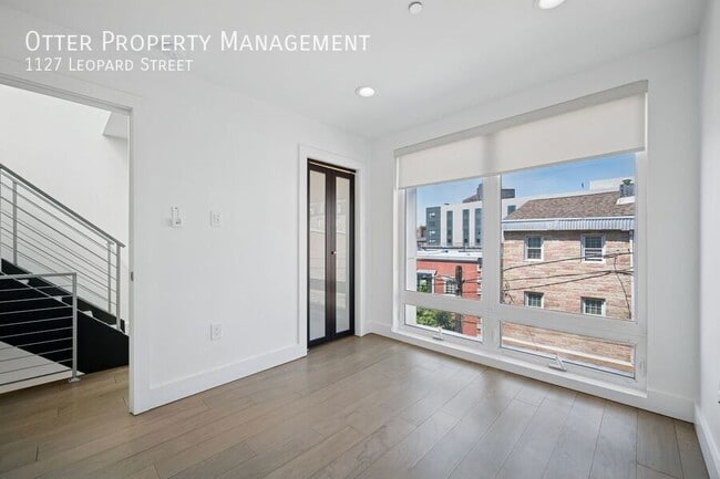 Building Photo - 1127 Leopard St