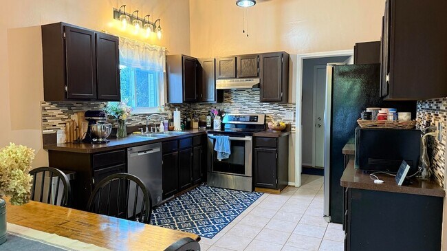 Building Photo - 44432 James Ct