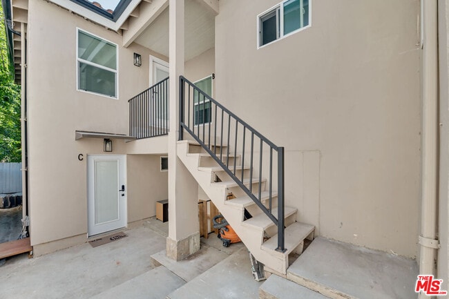 Building Photo - 9042 Phyllis Ave