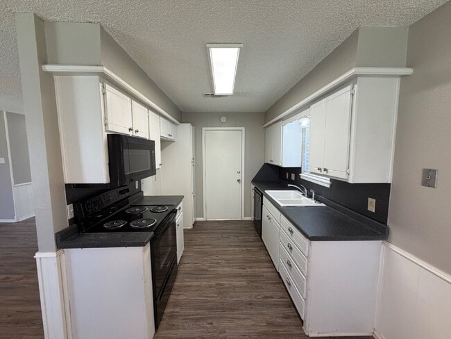Building Photo - House Located On Cul-De-Sac & Minutes From Several Take Out Spots & W. Loop 289!