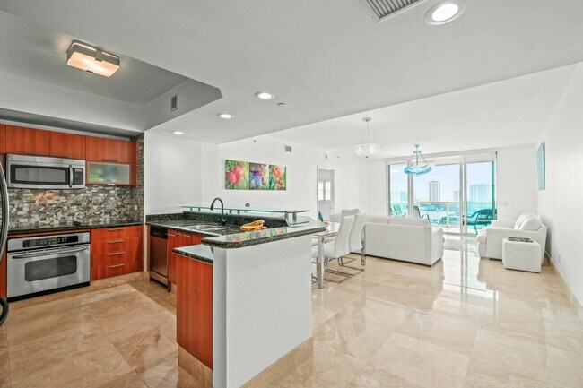 Building Photo - 2640 Lake Shore Dr