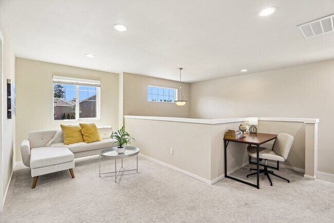 Building Photo - Spacious 3 Bed, 3 Bath Home with Fenced Yard and Driveway Parking