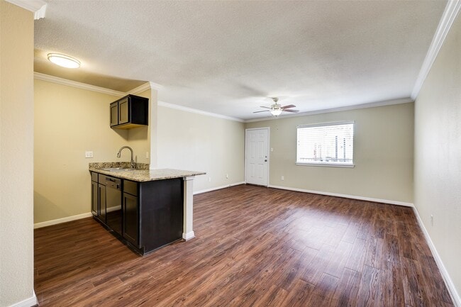 Building Photo - 2006 W 43rd St