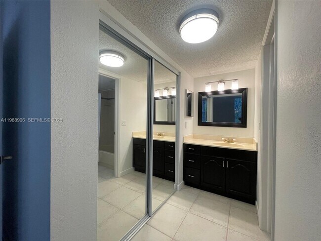 Building Photo - 9441 Live Oak Pl