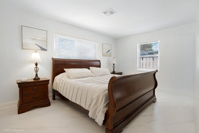 Building Photo - 1633 SE 5th Ct