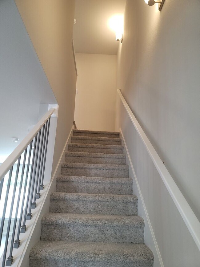 Building Photo - Stunning Tri Level 3/2.5 Townhome in the G...