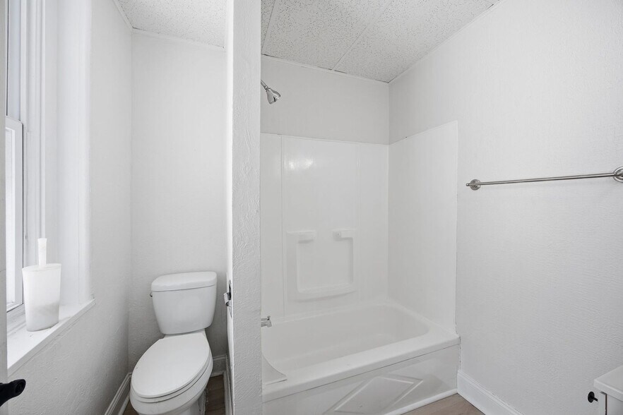 Building Photo - 141 Oneida St