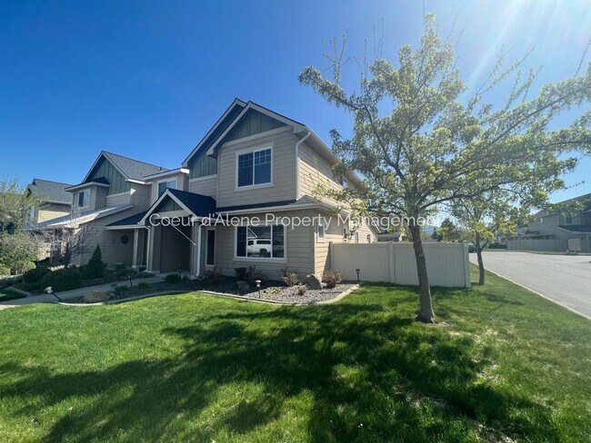 Building Photo - 3 bed, 2.5 bath townhouse in CDA Place!