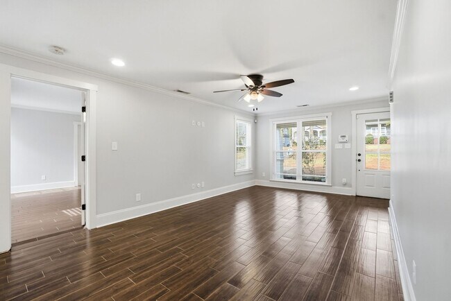 Building Photo - 3 Bedroom Home with a deck in Plaza-Midwood!