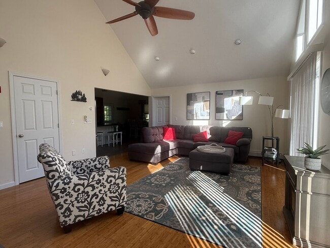 Building Photo - Spacious & Comfortable 4 Bedroom House - C...