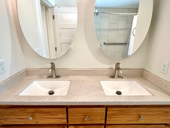 Building Photo - Charming 2 Bedroom Home - All utilities in...