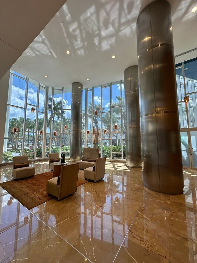 Building Photo - Unfurnished Annual DOWNTOWN ST. PETE - SIG...