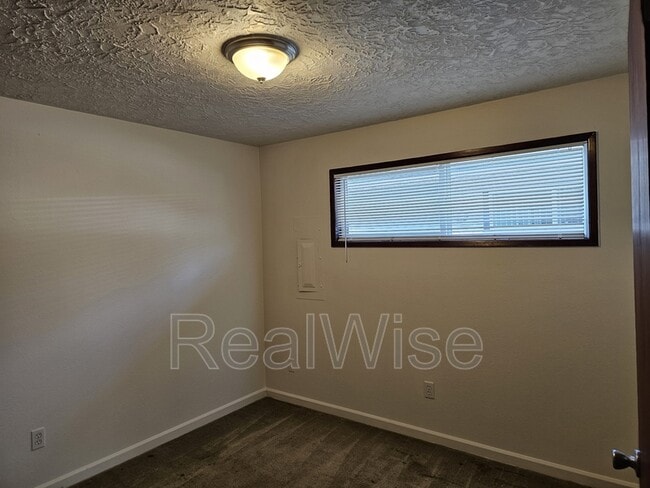 Building Photo - 616 NE Anderson St