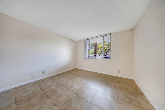 Building Photo - 941 Lyons Rd