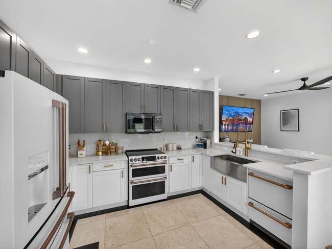 Building Photo - 6017 Newport Village Way