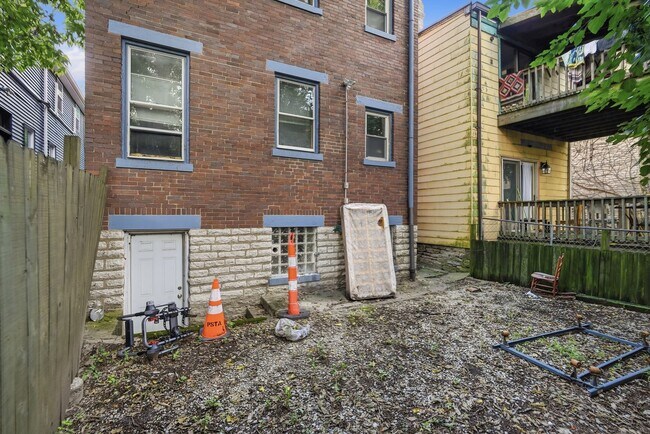 Building Photo - 2215 Victor St