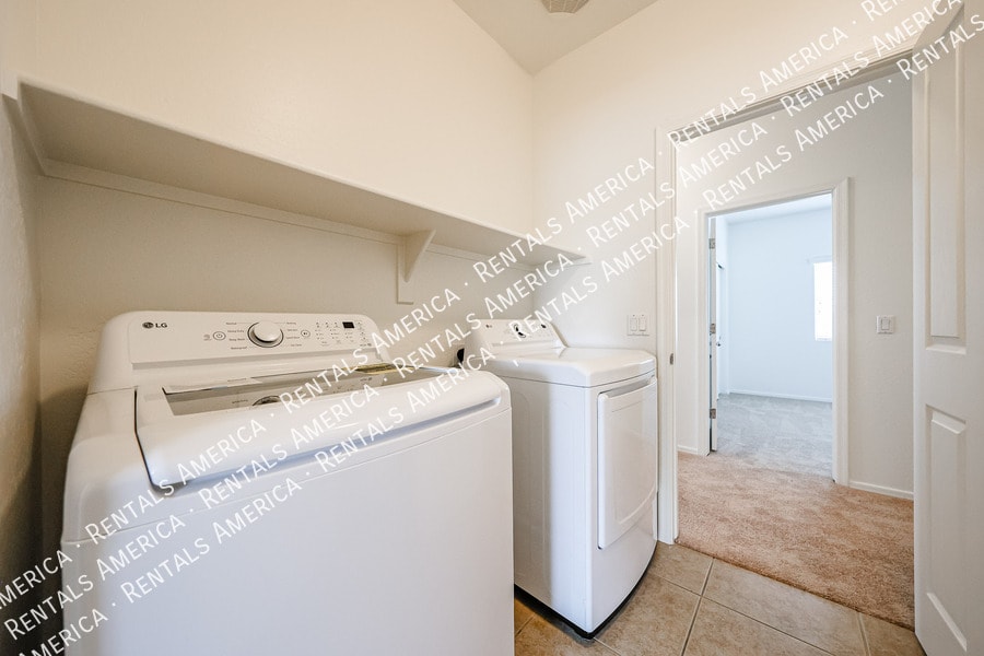 Building Photo - 935 E Blue Spruce Ln