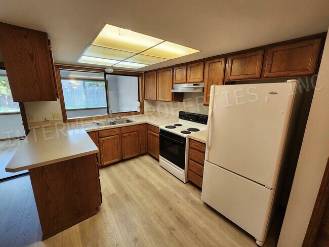 Building Photo - 3 bd 2ba Ranch Style Home with Deck, Fence...